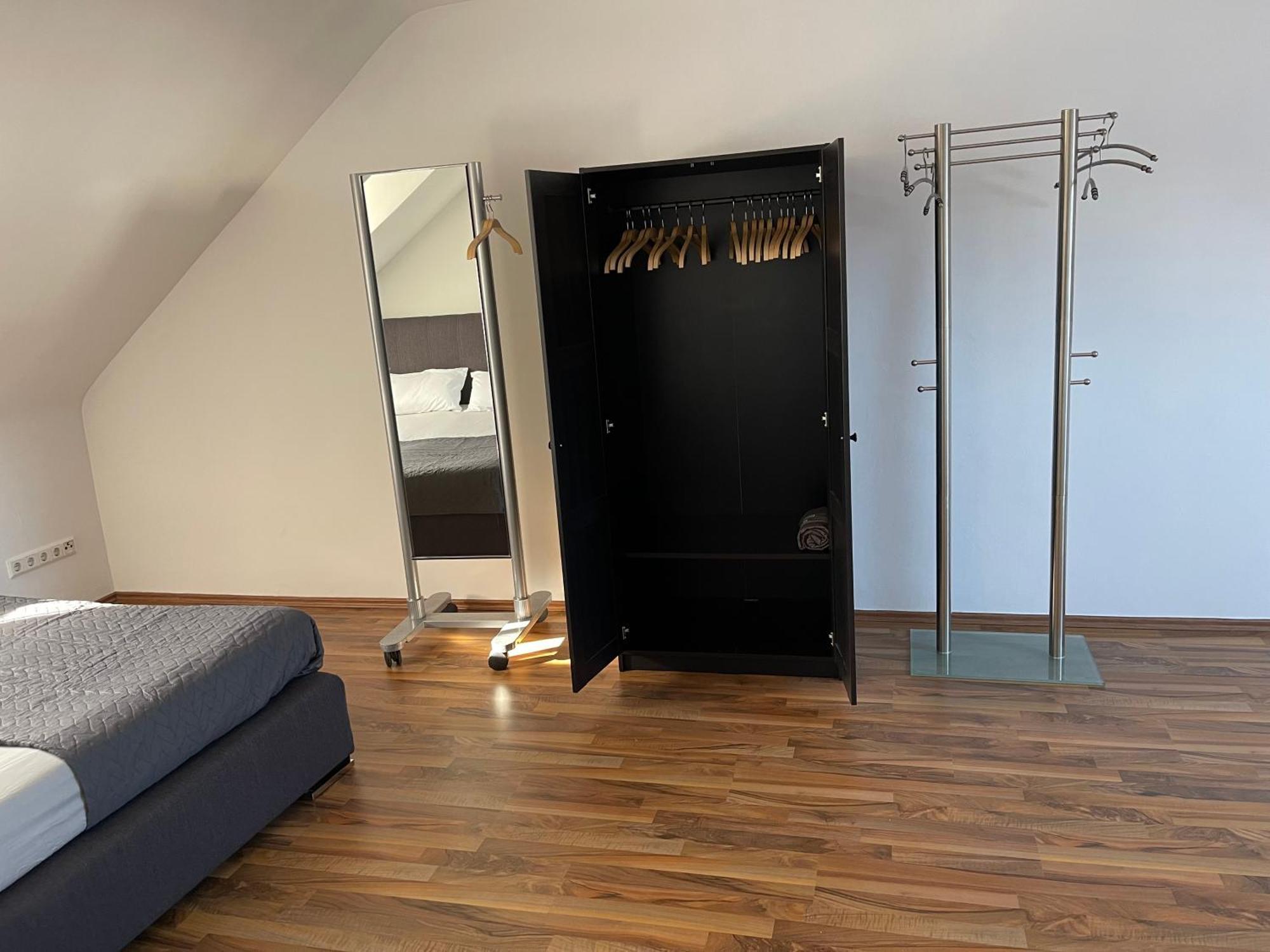 Geraeumige 3-Zimmer-Ferienwohnung Im Herzen Von Kassel Esterno foto