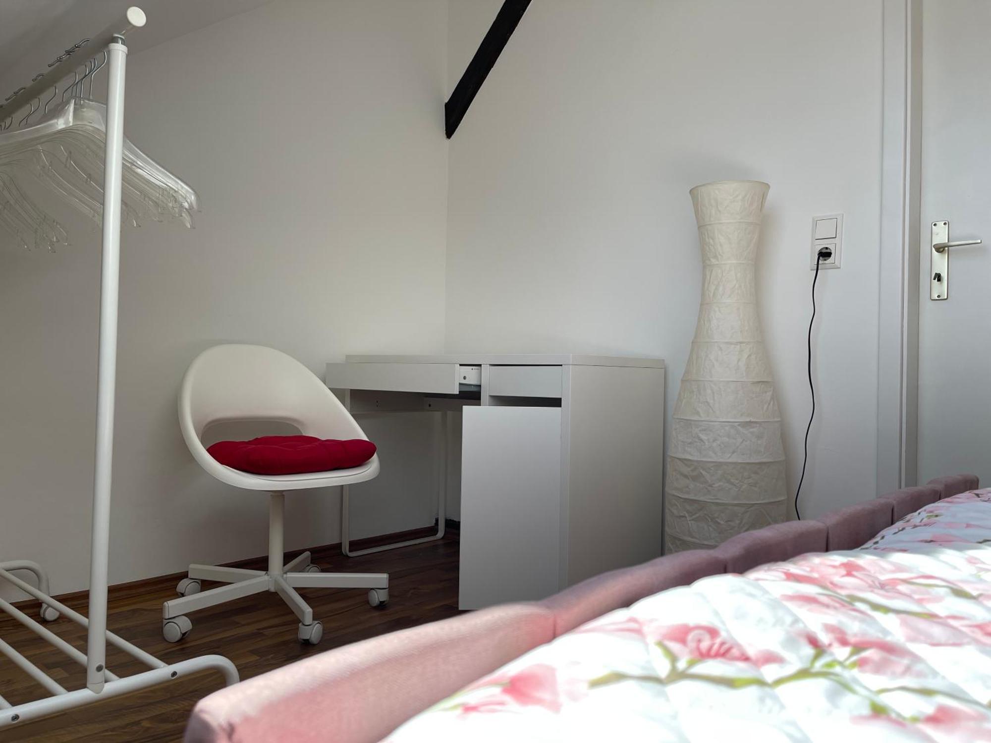 Geraeumige 3-Zimmer-Ferienwohnung Im Herzen Von Kassel Esterno foto