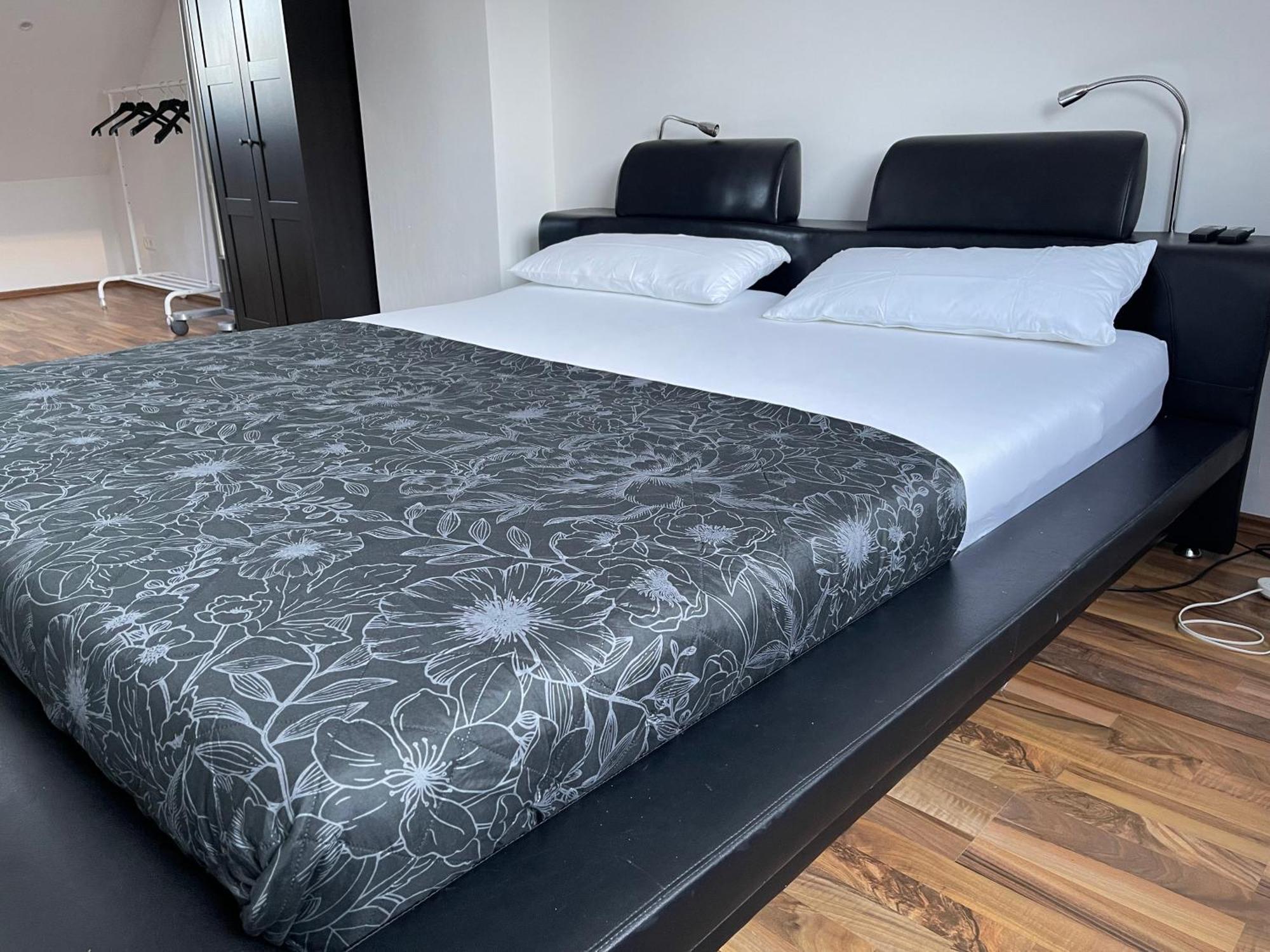 Geraeumige 3-Zimmer-Ferienwohnung Im Herzen Von Kassel Esterno foto