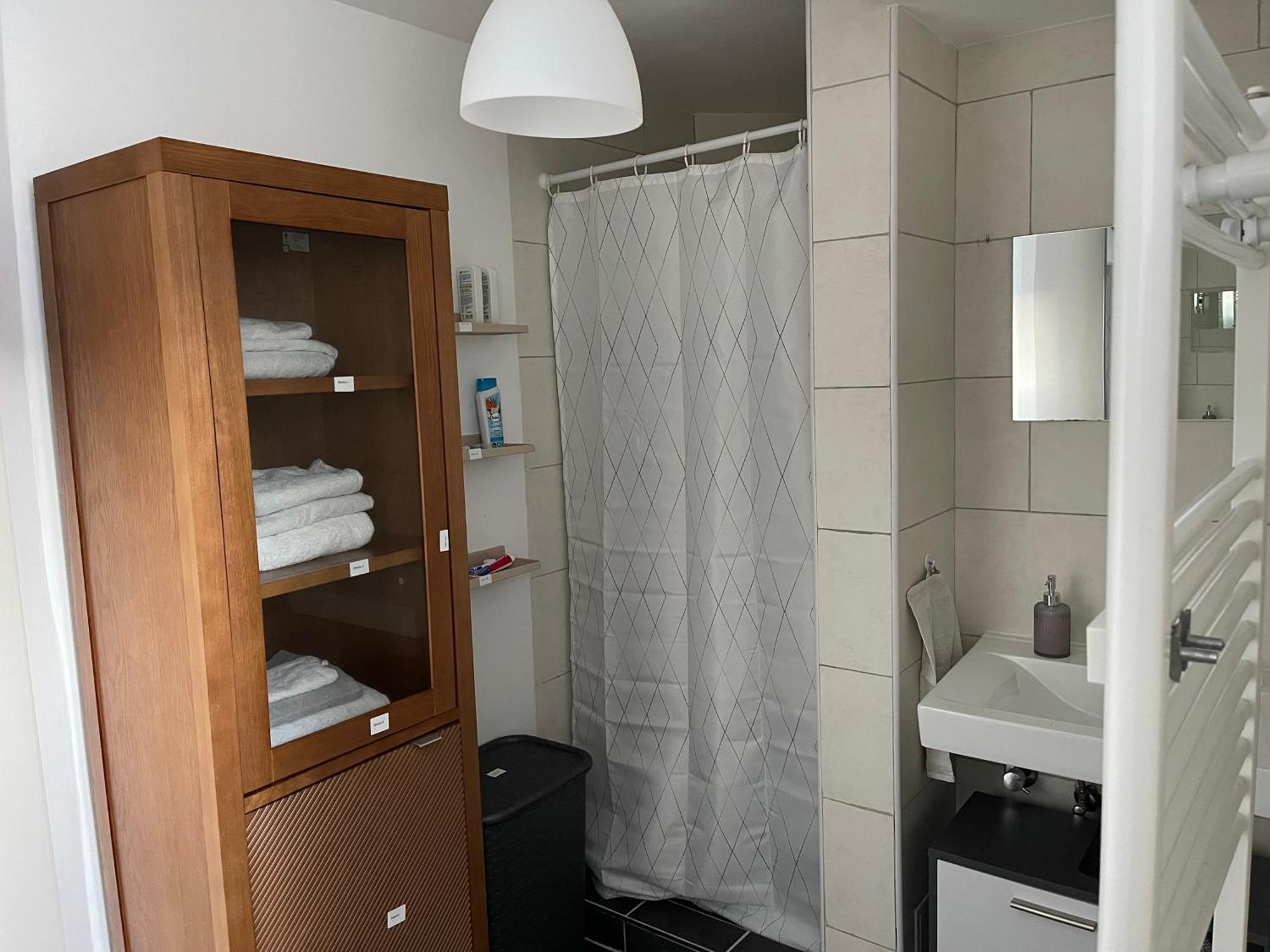 Geraeumige 3-Zimmer-Ferienwohnung Im Herzen Von Kassel Esterno foto