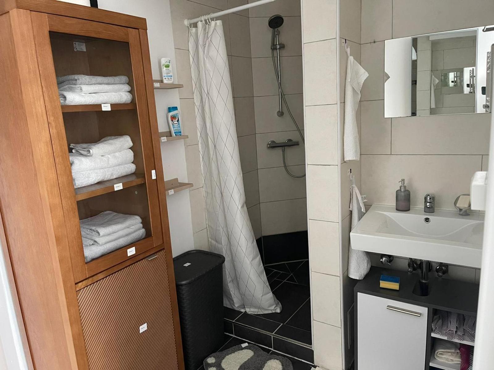 Geraeumige 3-Zimmer-Ferienwohnung Im Herzen Von Kassel Esterno foto