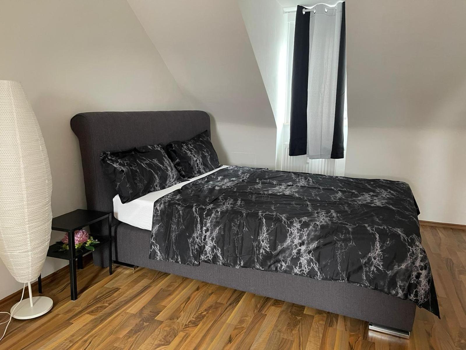 Geraeumige 3-Zimmer-Ferienwohnung Im Herzen Von Kassel Esterno foto