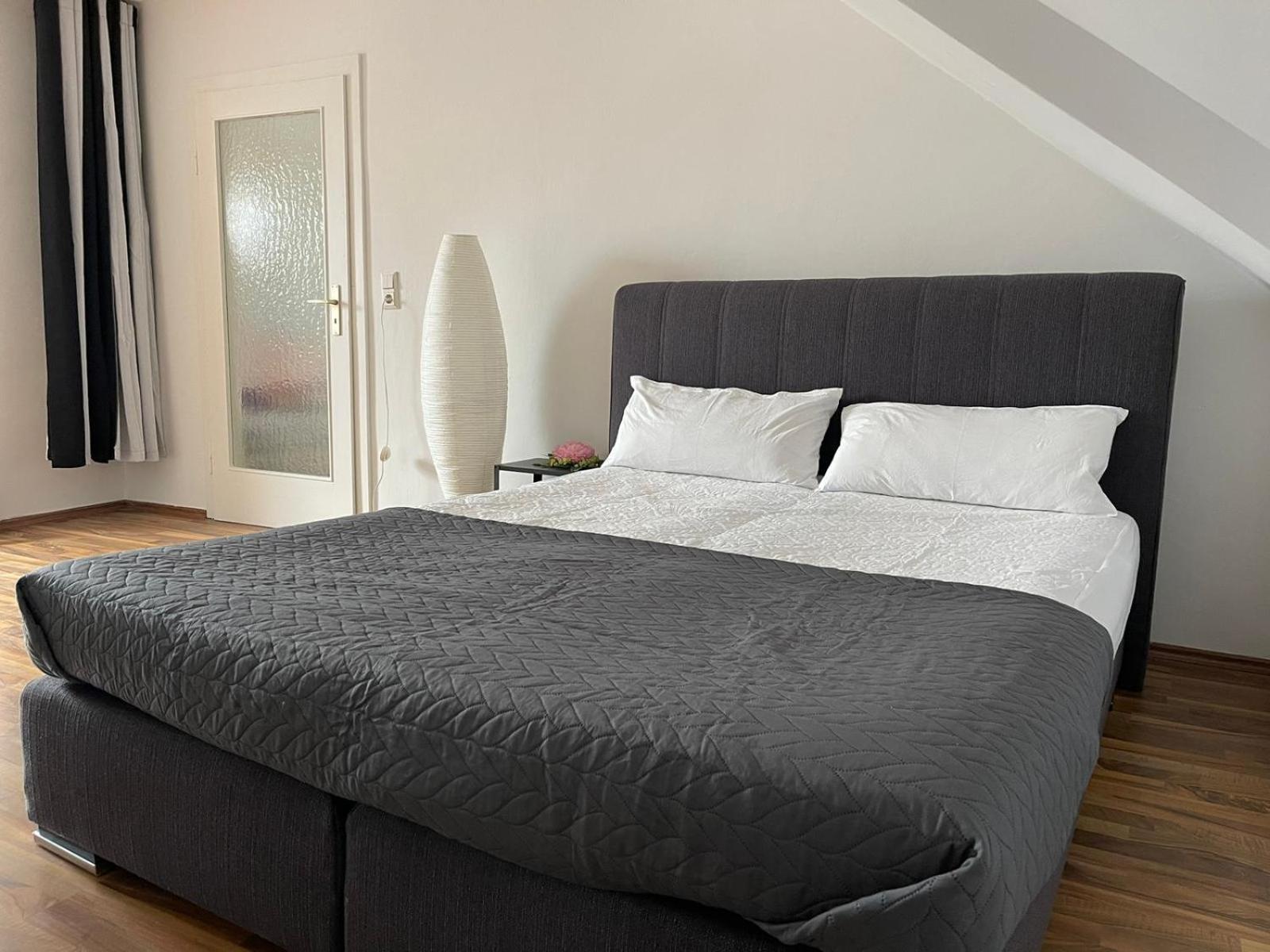 Geraeumige 3-Zimmer-Ferienwohnung Im Herzen Von Kassel Esterno foto