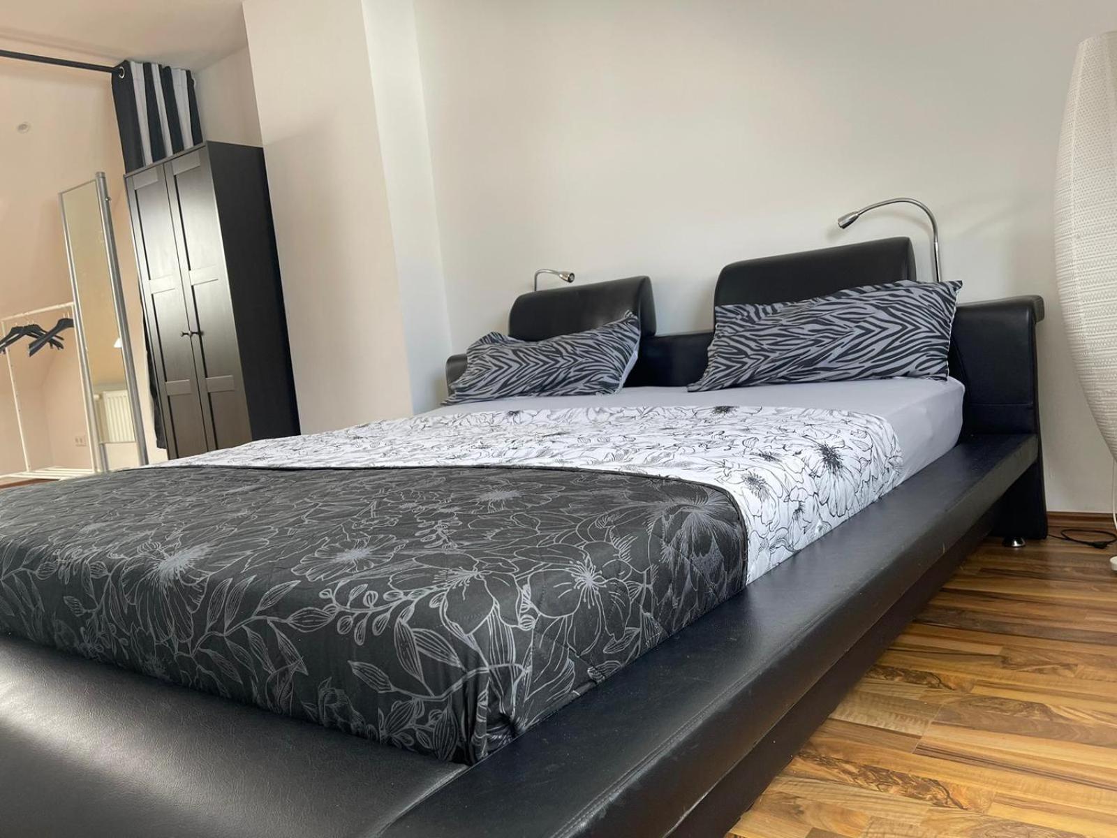 Geraeumige 3-Zimmer-Ferienwohnung Im Herzen Von Kassel Esterno foto