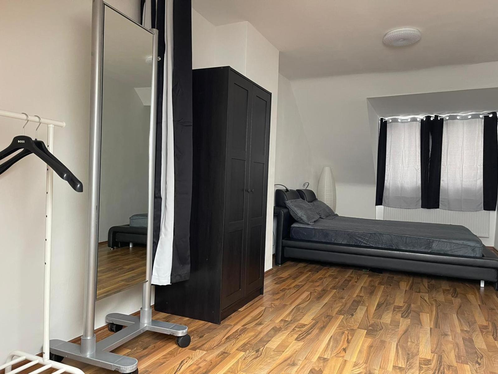 Geraeumige 3-Zimmer-Ferienwohnung Im Herzen Von Kassel Esterno foto