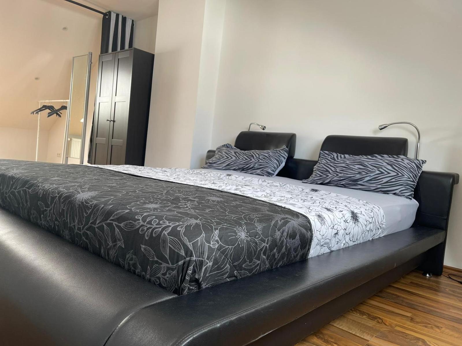Geraeumige 3-Zimmer-Ferienwohnung Im Herzen Von Kassel Esterno foto
