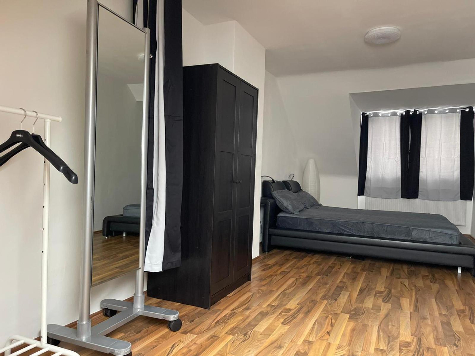 Geraeumige 3-Zimmer-Ferienwohnung Im Herzen Von Kassel Esterno foto