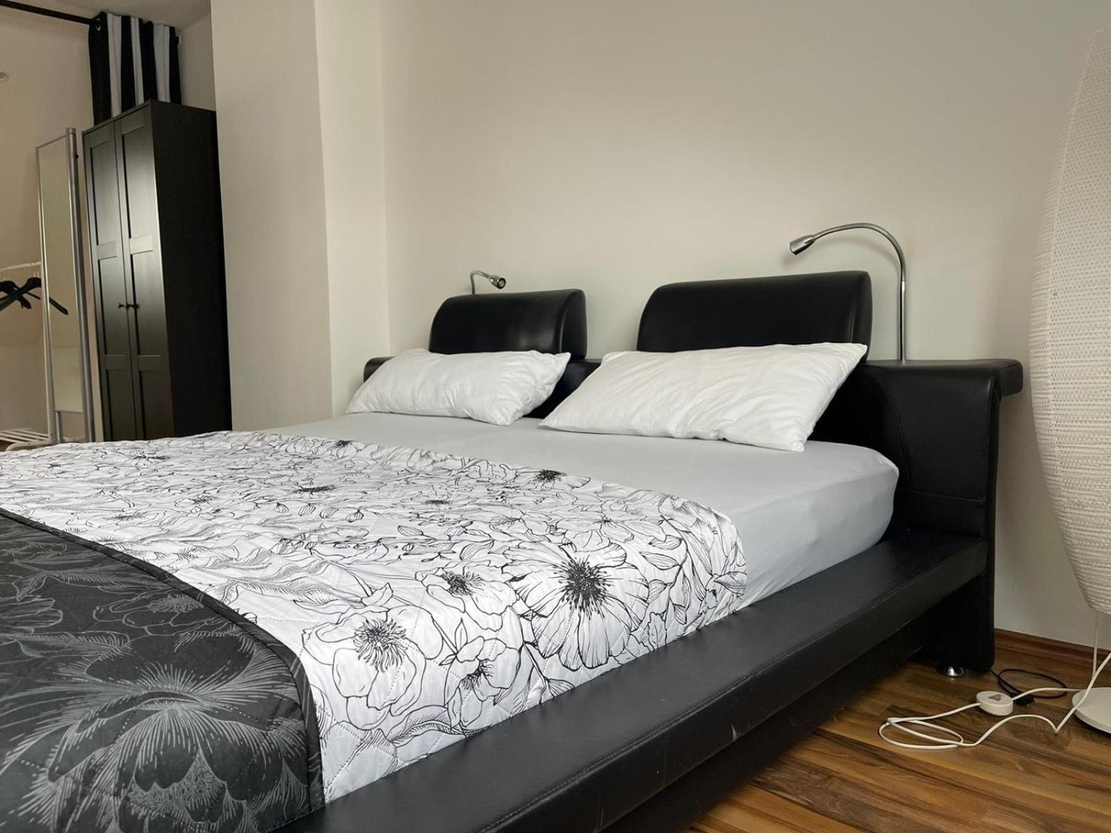 Geraeumige 3-Zimmer-Ferienwohnung Im Herzen Von Kassel Esterno foto