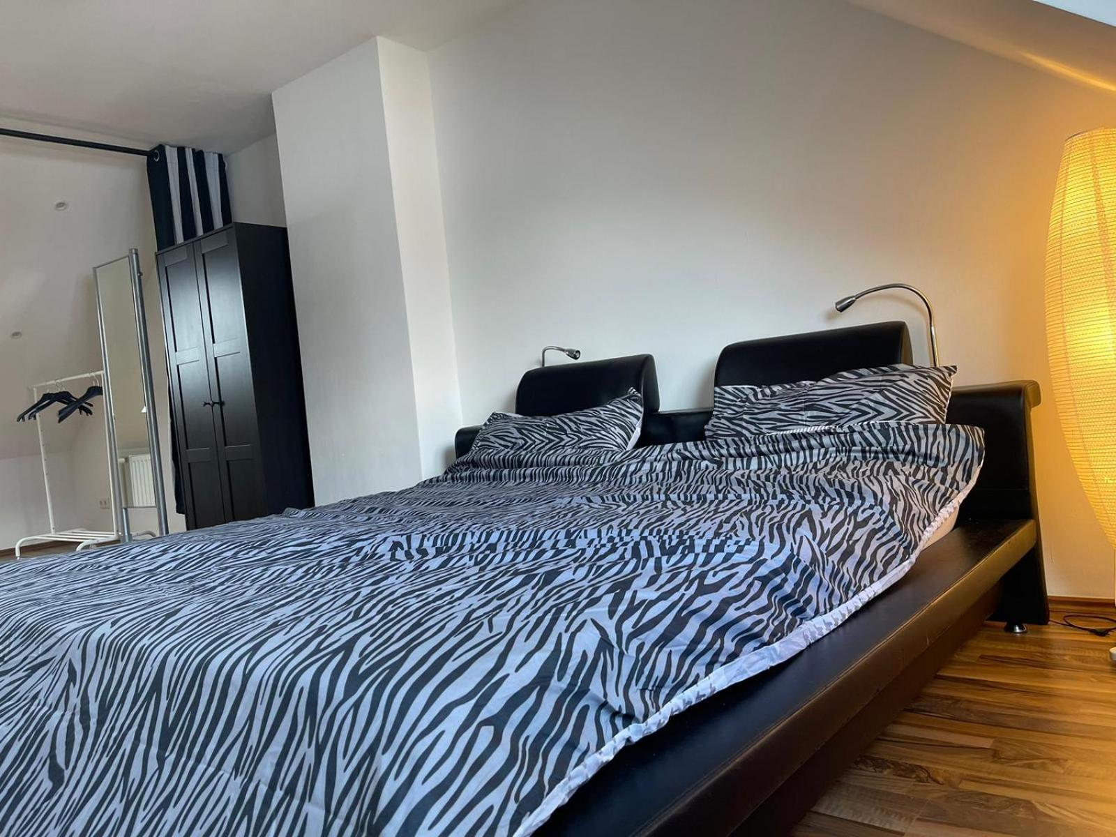 Geraeumige 3-Zimmer-Ferienwohnung Im Herzen Von Kassel Esterno foto