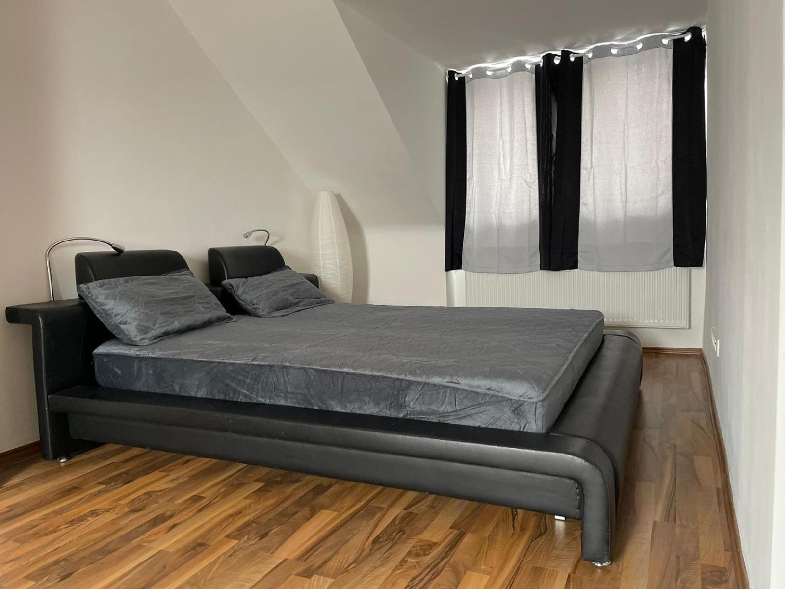 Geraeumige 3-Zimmer-Ferienwohnung Im Herzen Von Kassel Esterno foto