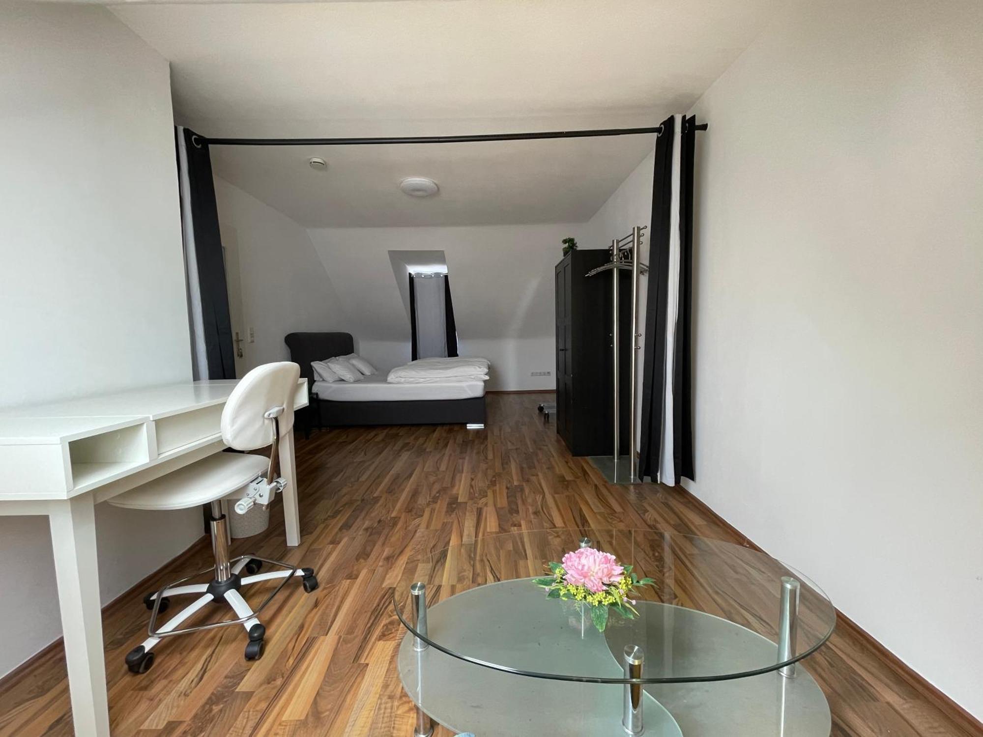 Geraeumige 3-Zimmer-Ferienwohnung Im Herzen Von Kassel Esterno foto