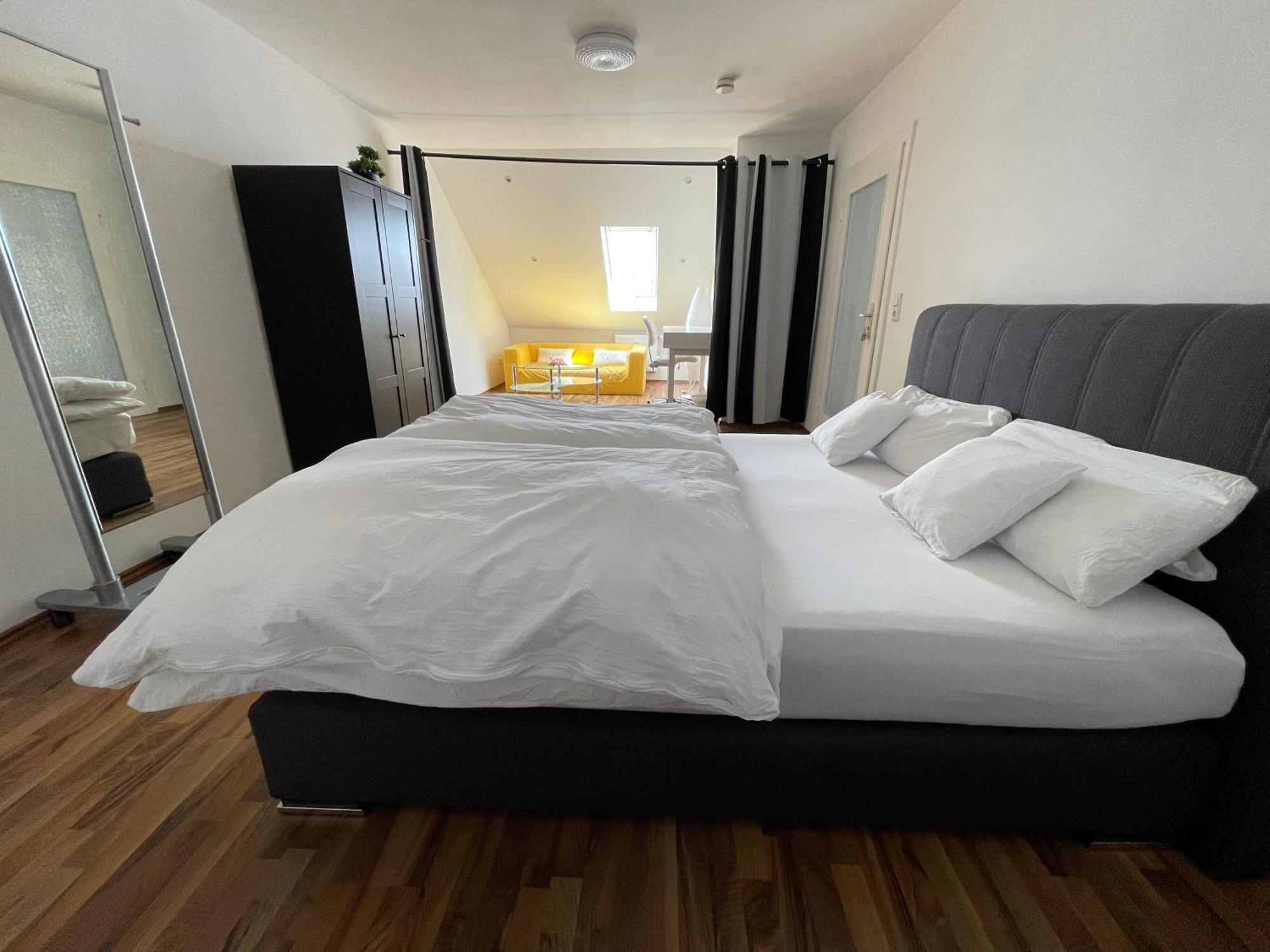 Geraeumige 3-Zimmer-Ferienwohnung Im Herzen Von Kassel Esterno foto