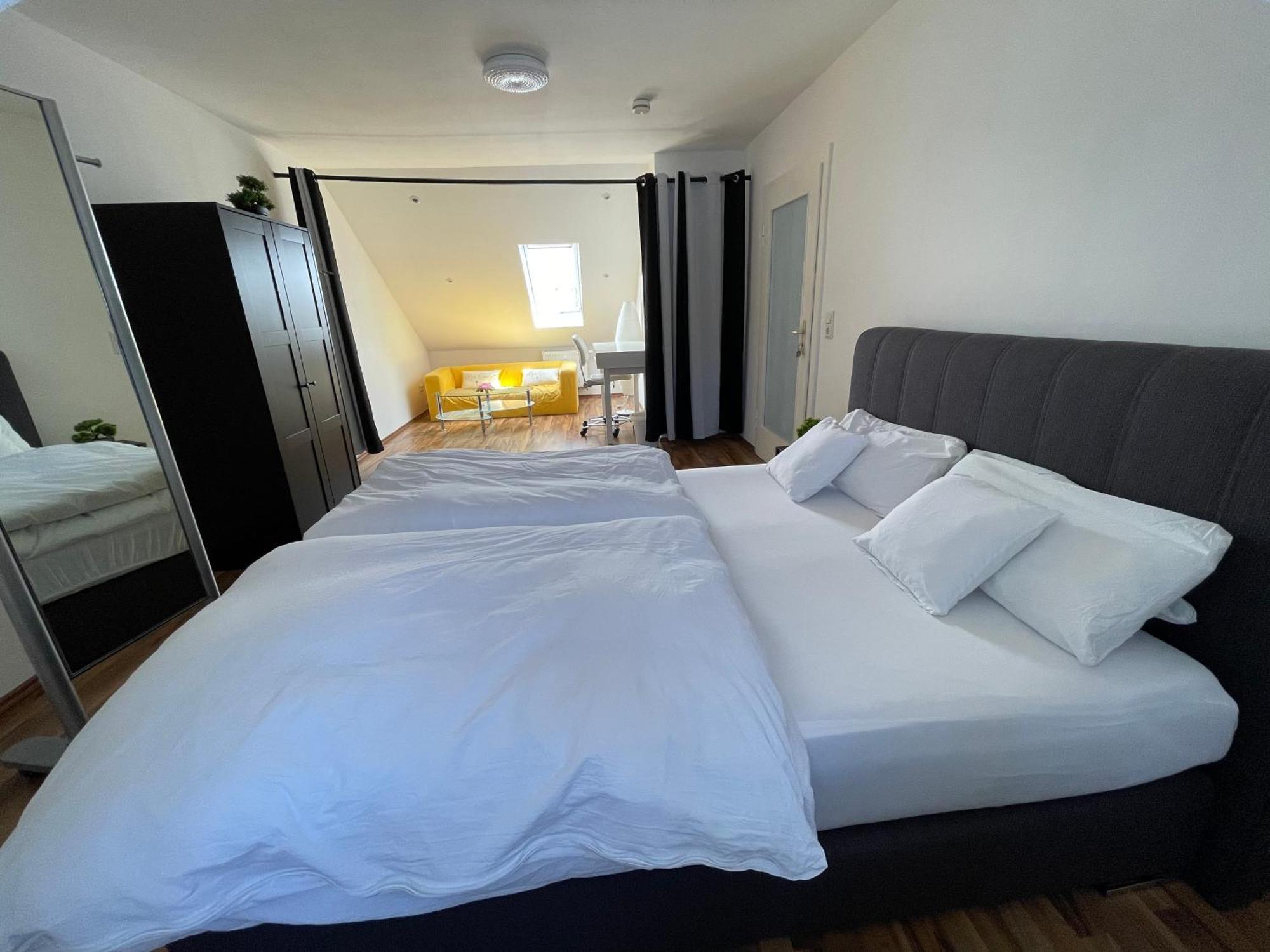Geraeumige 3-Zimmer-Ferienwohnung Im Herzen Von Kassel Esterno foto