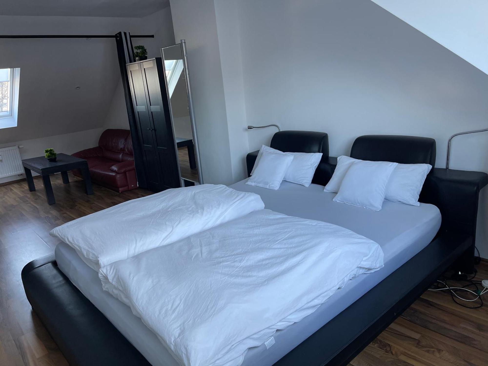 Geraeumige 3-Zimmer-Ferienwohnung Im Herzen Von Kassel Esterno foto